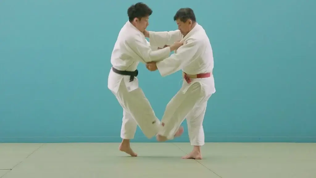 Judoka zeigt den De-ashi-harai Wurf.