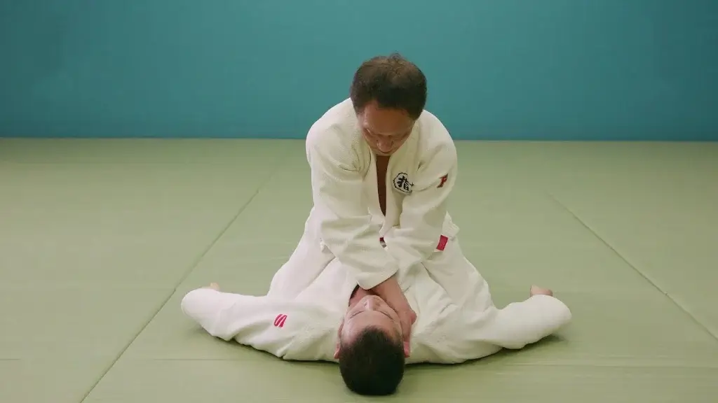 Judoka zeigt Technik Gyaku-juji-jime.