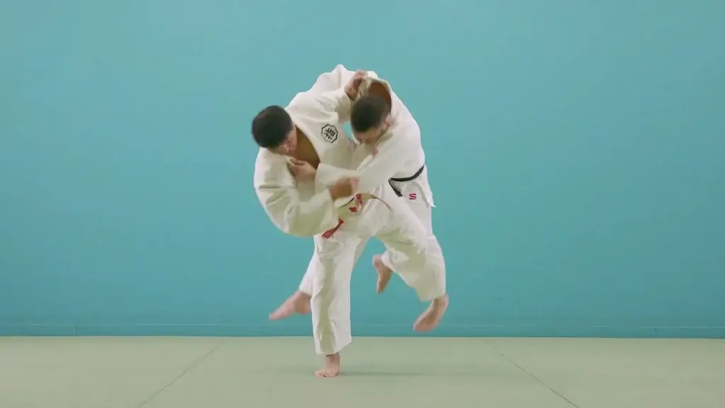 Hane-goshi Wurf durch einen Judoka.