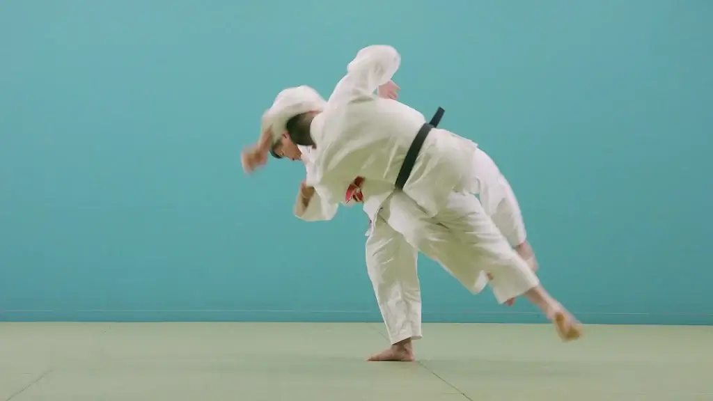 Hane-makikomi Wurf durch einen Judoka.