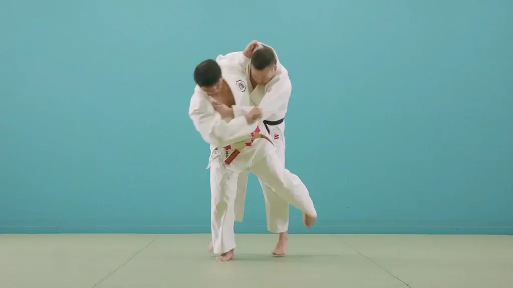 Judoka in Aktion mit Harai-goshi.