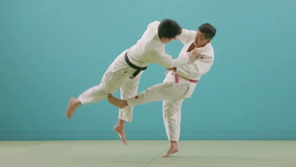 Demonstration des Harai-tsurikomi-ashi durch einen Judoka.