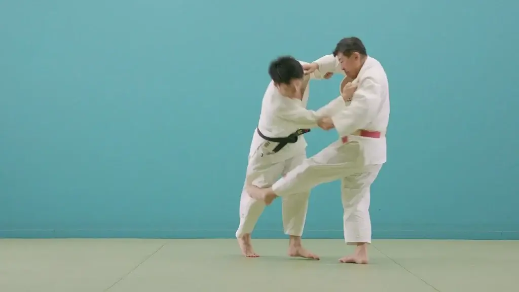 Judoka zeigt die Hiza-guruma Technik.