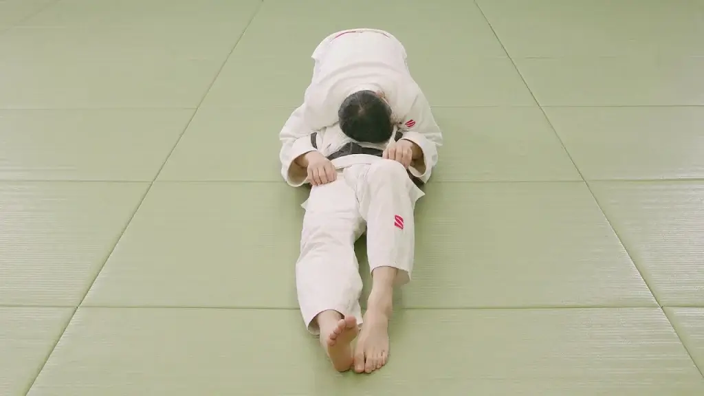 Judoka hält Gegner in Kami-shiho-gatame.