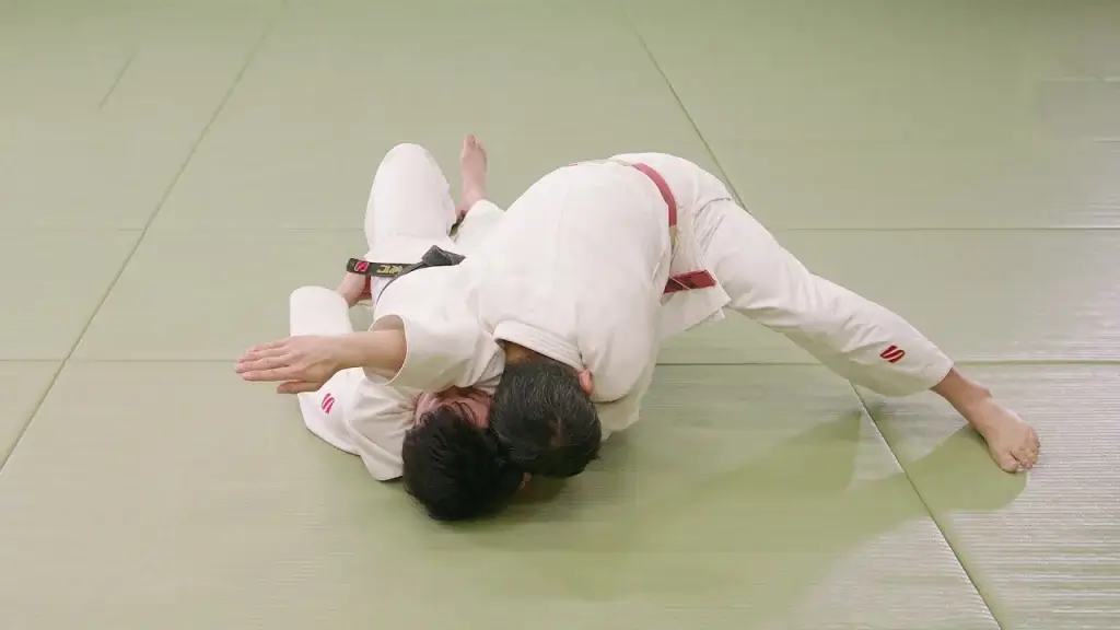 Anwendung von Kata-gatame durch Judoka.