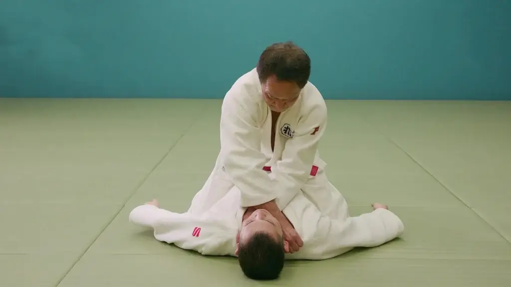 Judoka zeigt Kata-juji-jime Technik.