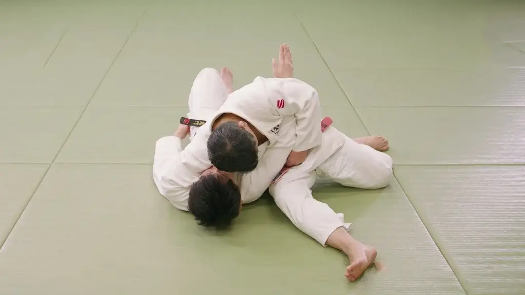 Judoka hält Gegner mit Kesa-gatame fest.