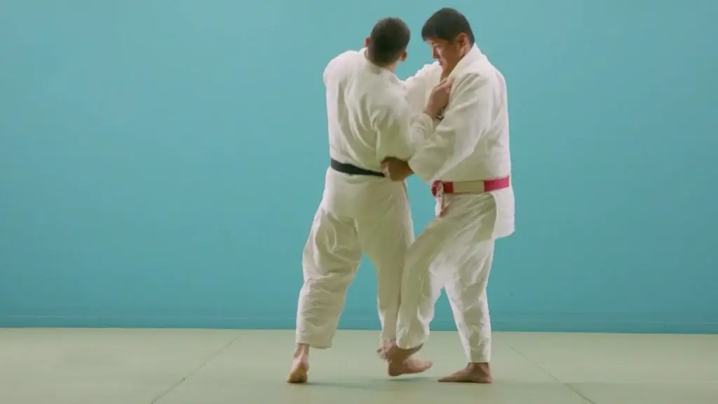 Judoka demonstriert Ko-soto-gari.