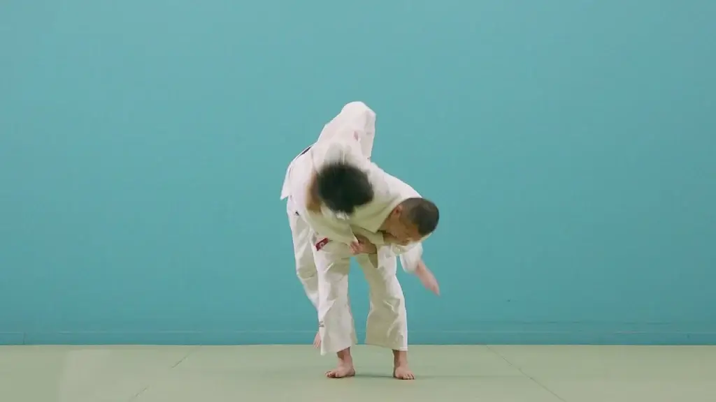 Judoka in Aktion mit Koshi-guruma.