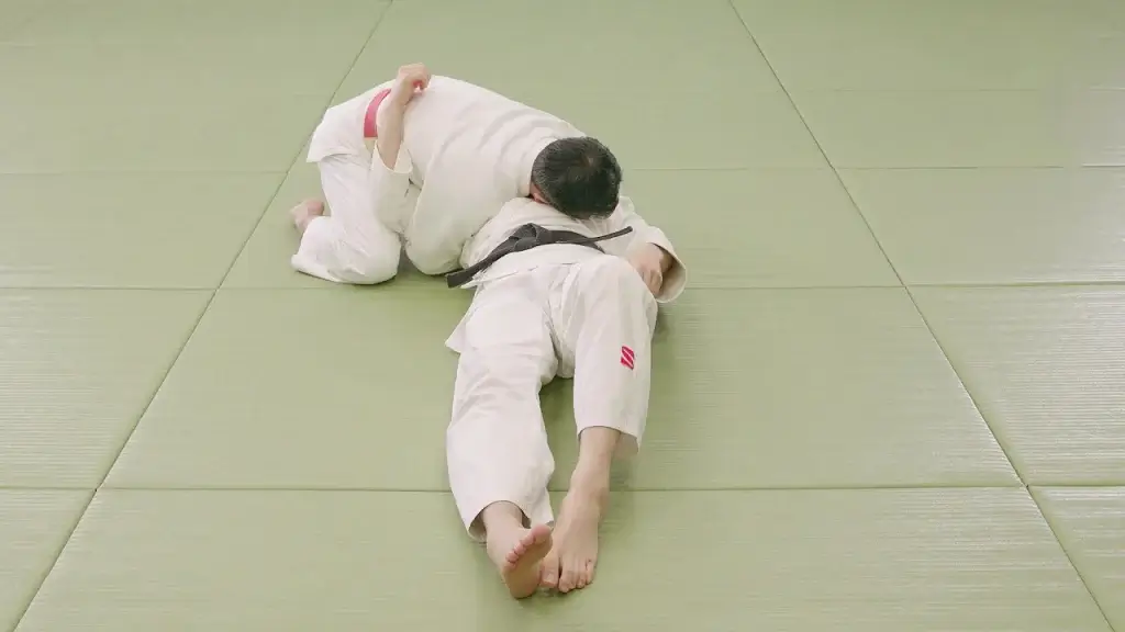 Anwendung von Kuzure-kami-shiho-gatame durch Judoka.