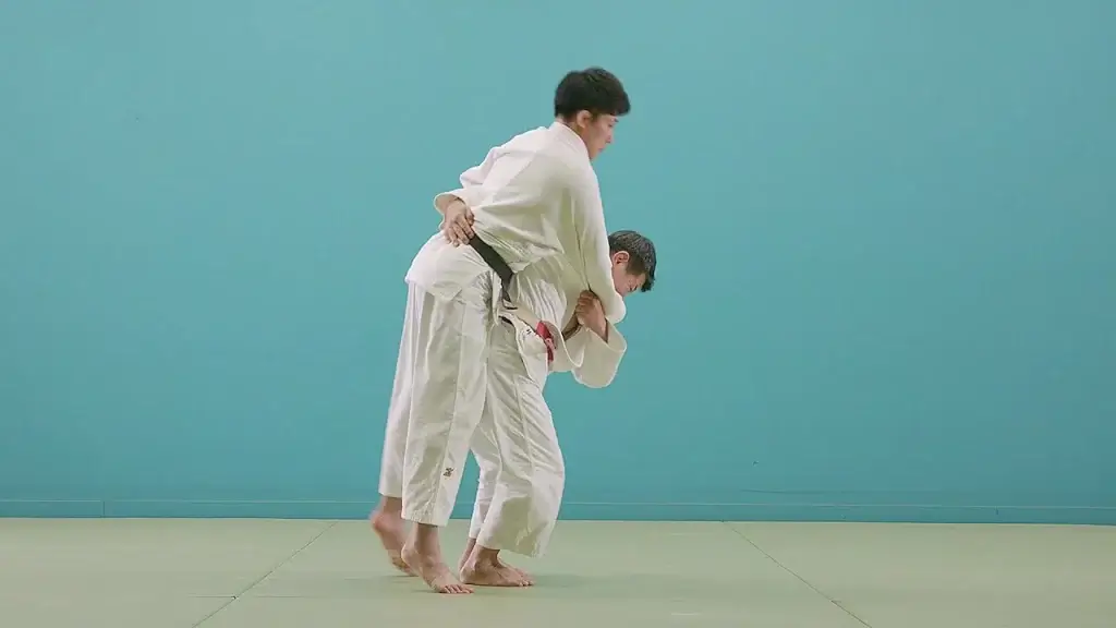 Judoka führt O-goshi Hüftwurf aus.