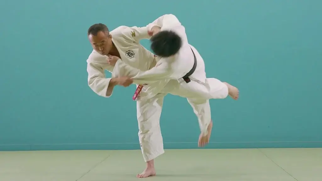 Judoka zeigt die O-guruma Technik.