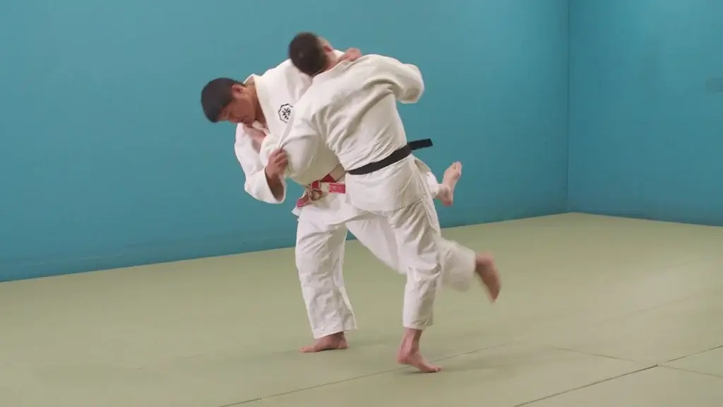 Judoka demonstriert den O-soto-gaeshi Wurf.