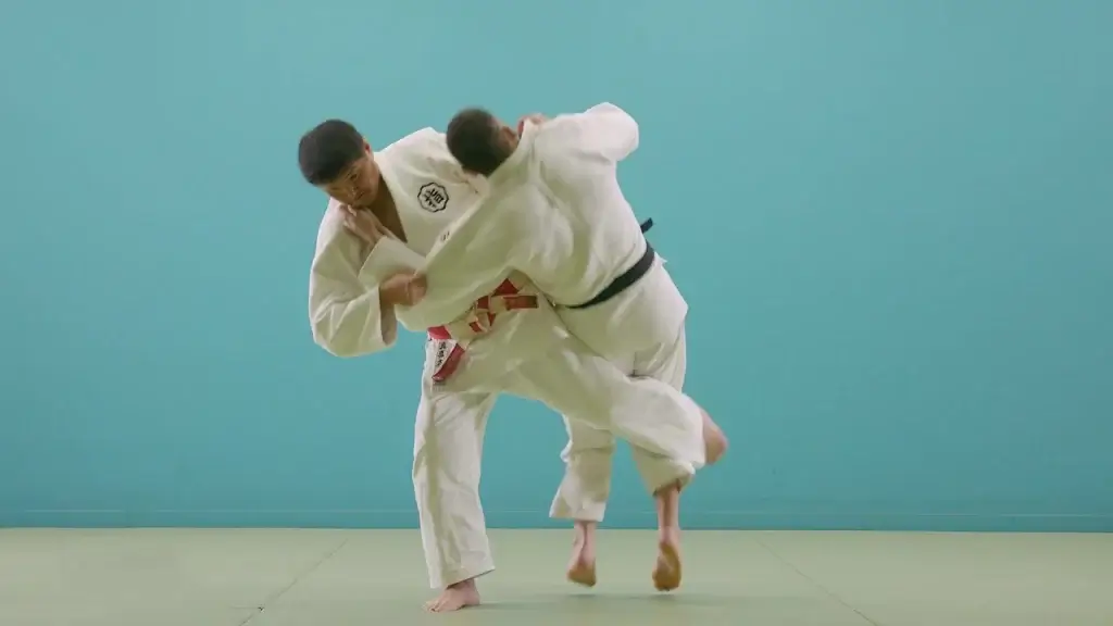 Judoka in Aktion mit O-soto-guruma.