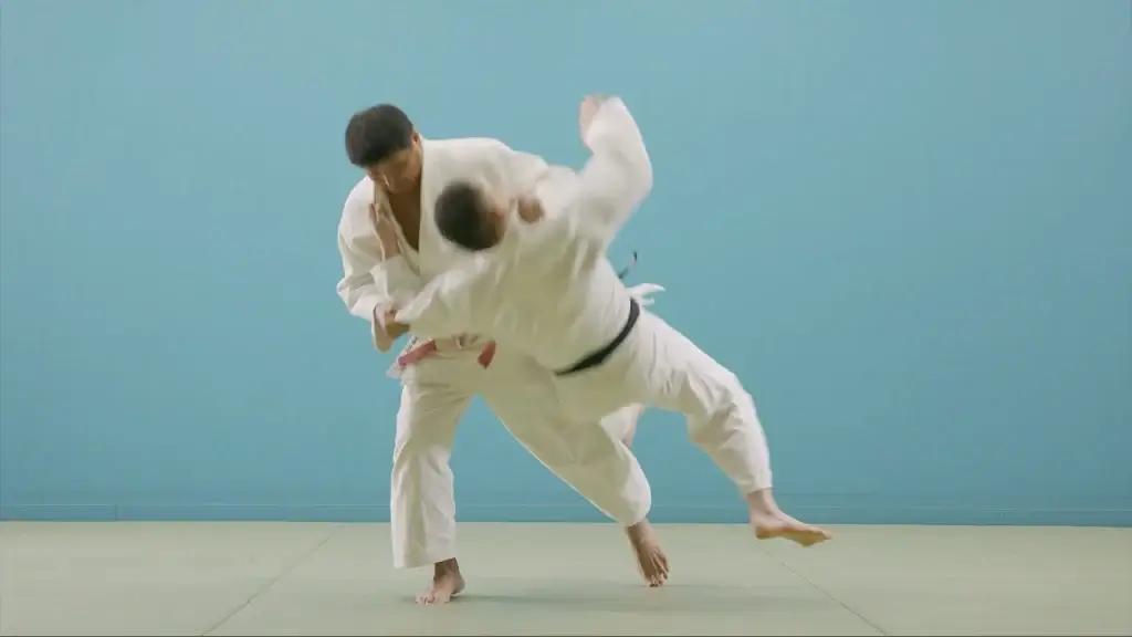 Judoka fĂŒhrt O-soto-otoshi Technik aus.