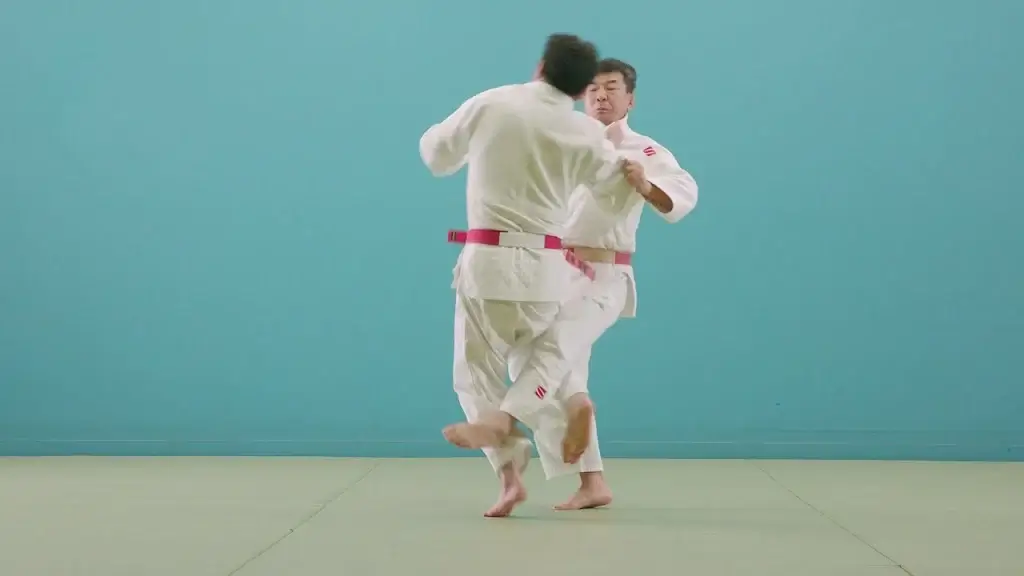Judoka in Aktion mit O-uchi-gaeshi.