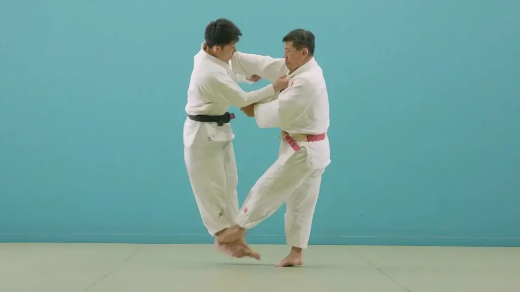 Judoka bei der AusfĂŒhrung von Okuri-ashi-harai.