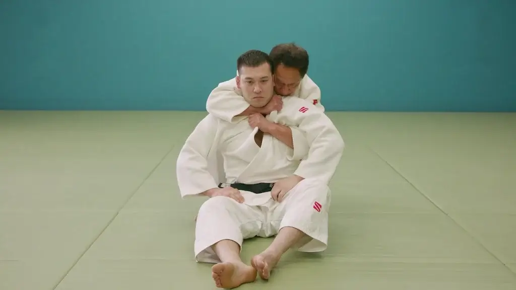 Judoka wendet Okuri-eri-jime an.