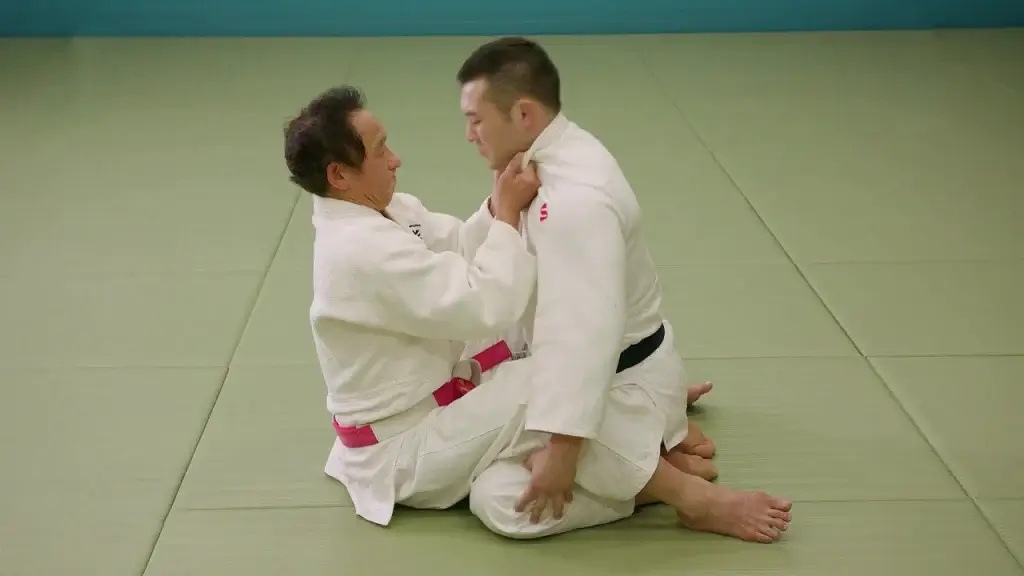 Judoka in Aktion mit Ryote-jime Würgetechnik.