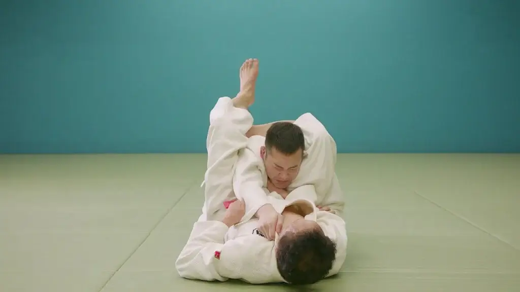 Judoka wendet Sankaku-jime Technik an.