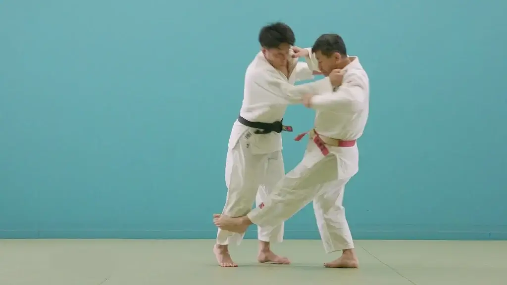 Judoka in Aktion mit Sasae-tsurikomi-ashi.