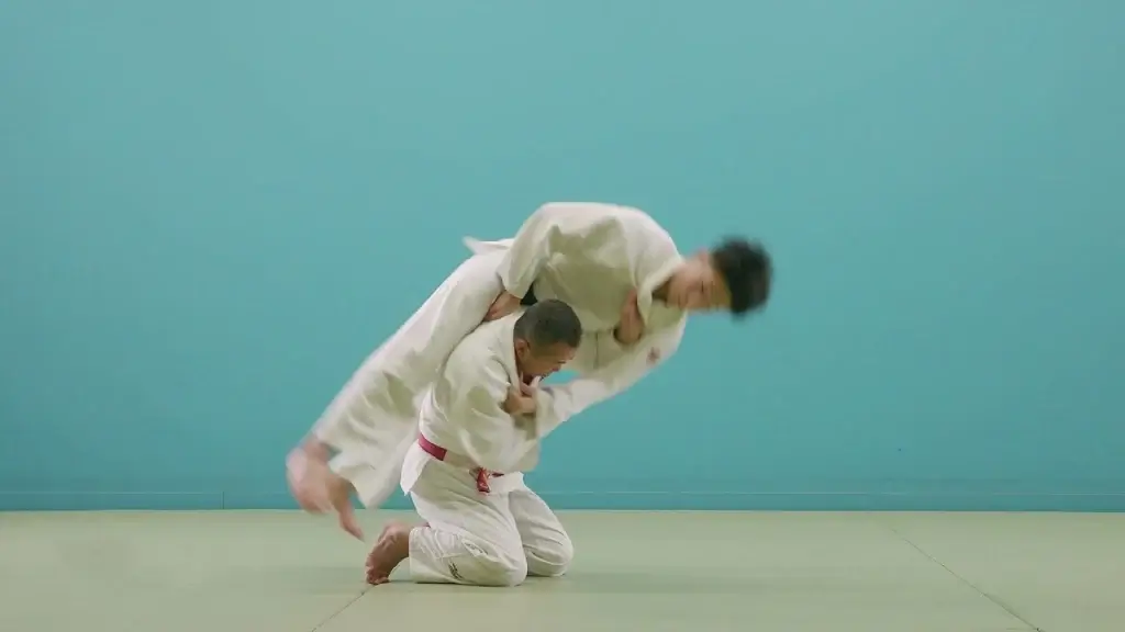 Seoi-otoshi durchgeführt von einem Judoka.