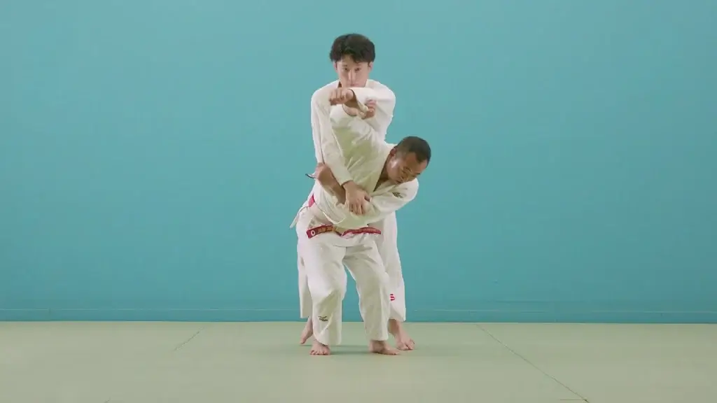 Sode-tsurikomi-goshi Technik in Aktion.