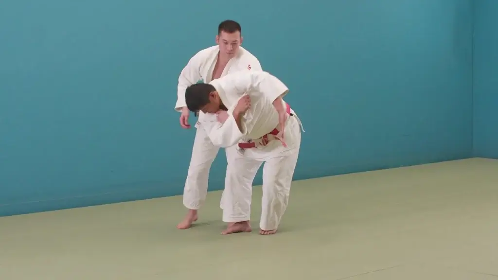 Soto-makikomi Wurf in Ausführung.