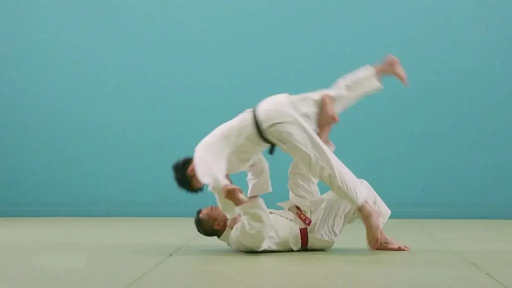 Sumi-gaeshi Technik durch einen Judoka.