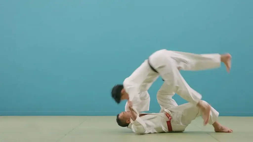 Tomoe-nage Wurf in perfekter Aktion.