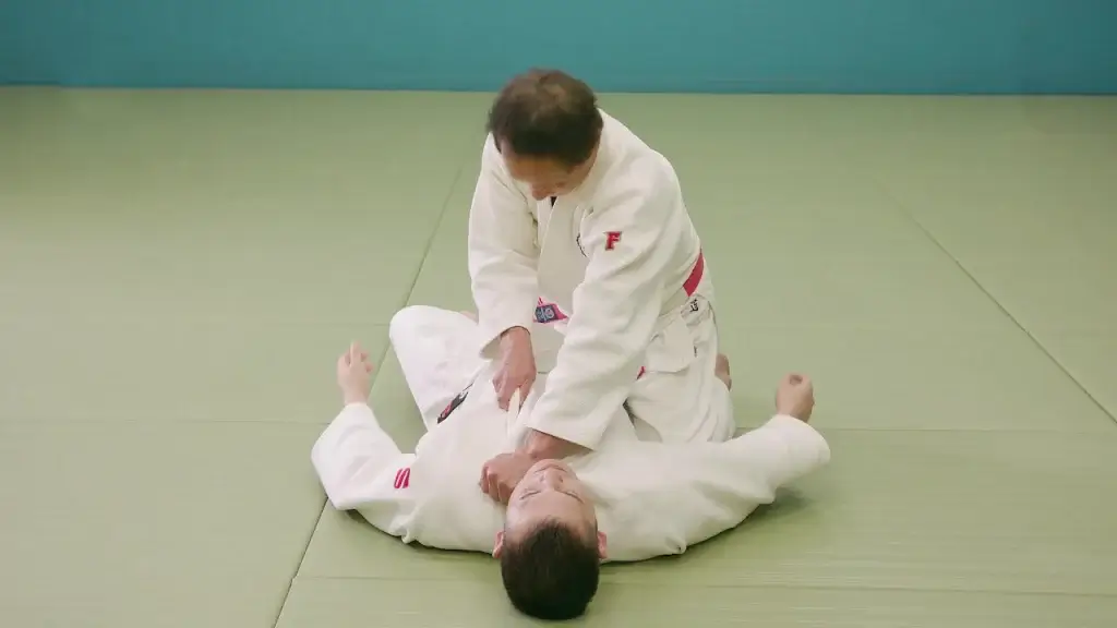 Anwendung von Tsukkomi-jime durch einen Judoka.