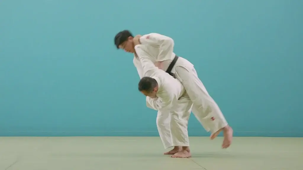 Tsurikomi-goshi Wurf von einem Judoka.