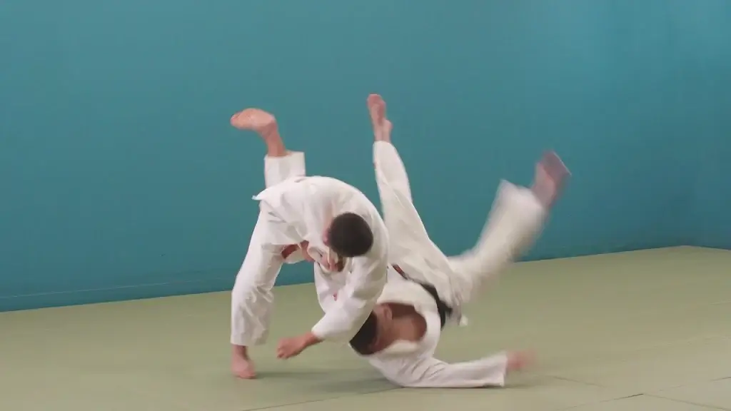 Uchi-mata-makikomi durchgeführt von einem Judoka.