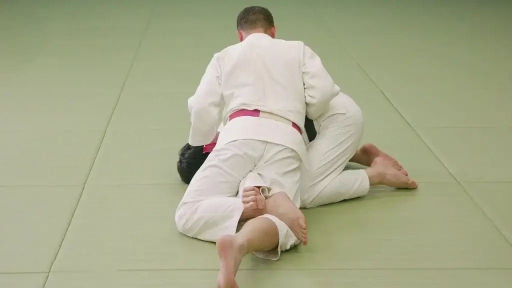 Anwendung des Armhebels Ude-hishigi-ashi-gatame durch einen Judoka.