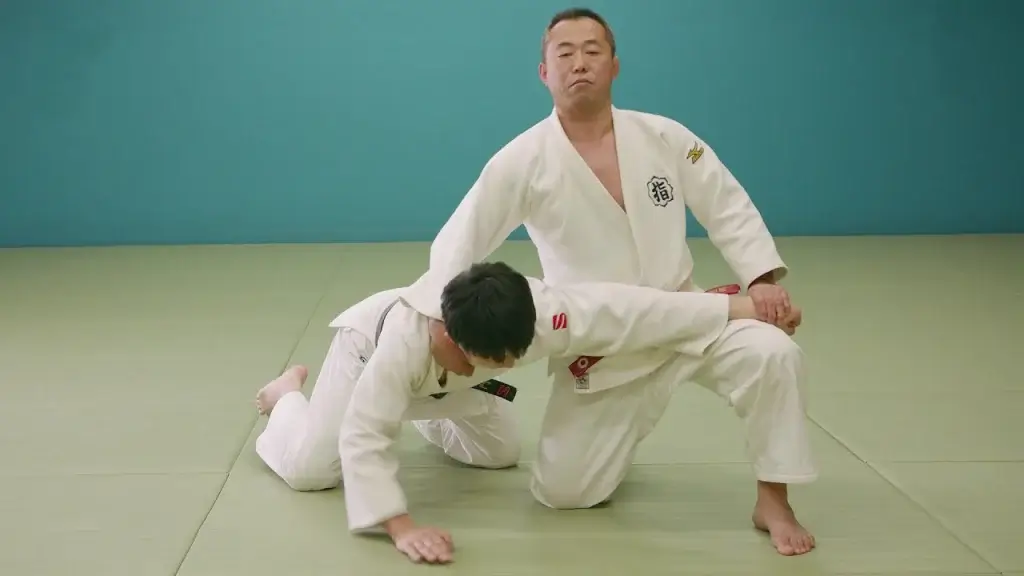 Judoka wendet Ude-hishigi-hara-gatame Hebeltechnik an.