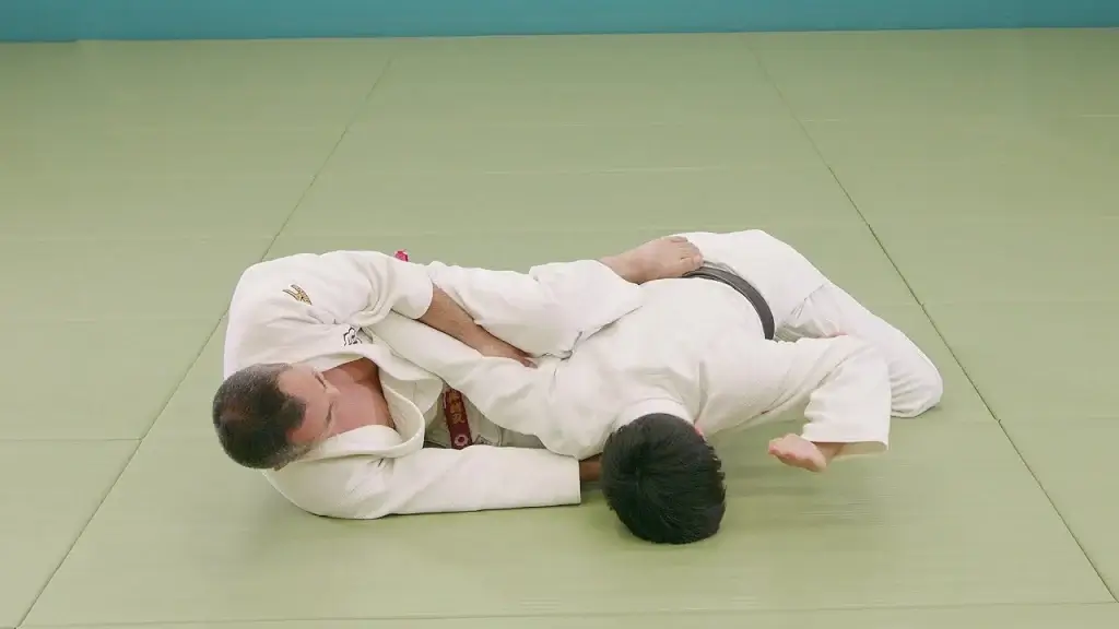 Judoka in Aktion mit Ude-hishigi-hiza-gatame.