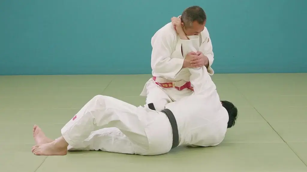 Anwendung von Ude-hishigi-ude-gatame durch einen Judoka.