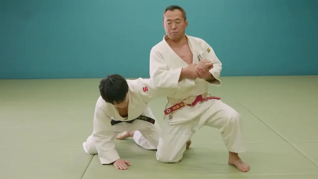 Judoka wendet Ude-hishigi-waki-gatame an.