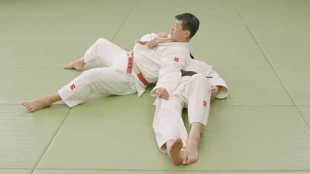 Ausführung der Ura-gatame Technik durch einen Judoka.