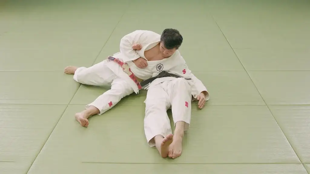 Judoka in Aktion mit Ushiro-kesa-gatame.