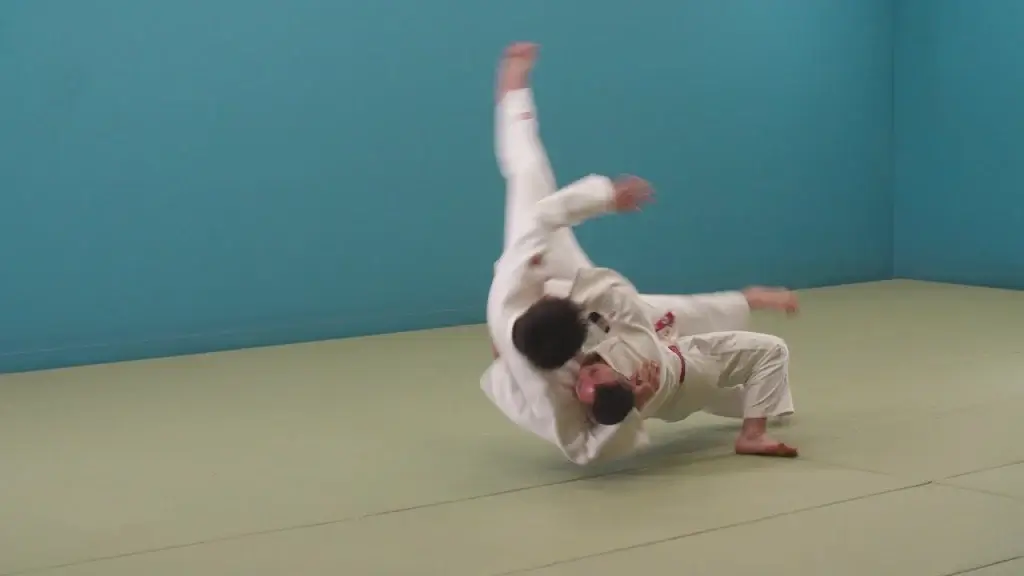 Judoka in Aktion beim Yoko-guruma.