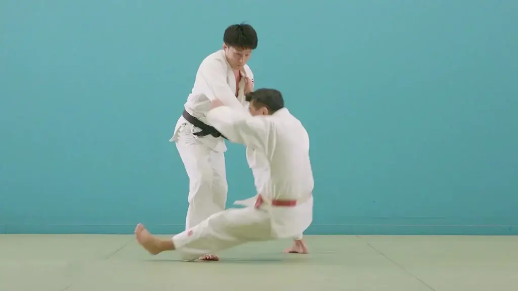 Yoko-otoshi Wurf durch einen Judoka.